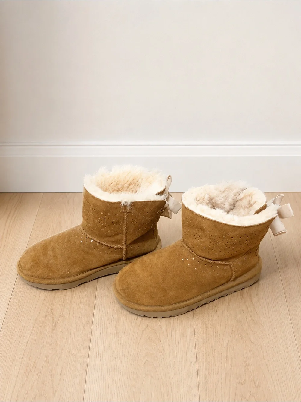 UGG Bailey Bow Eyelet Suede Boots Chestnut Girls Size 4